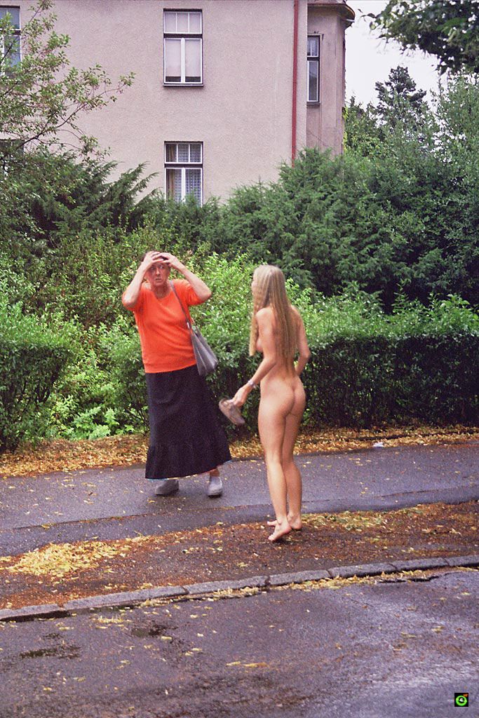 683x1024, 211 Kb / девушка, улица, голая