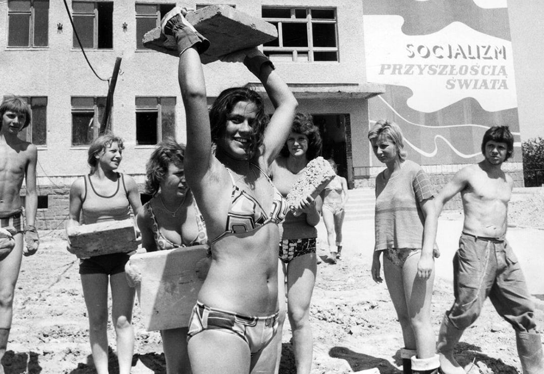 1078x742, 146 Kb / ч/б, Польша, стройка, бикини, купальник, кирпич, плитка, блок