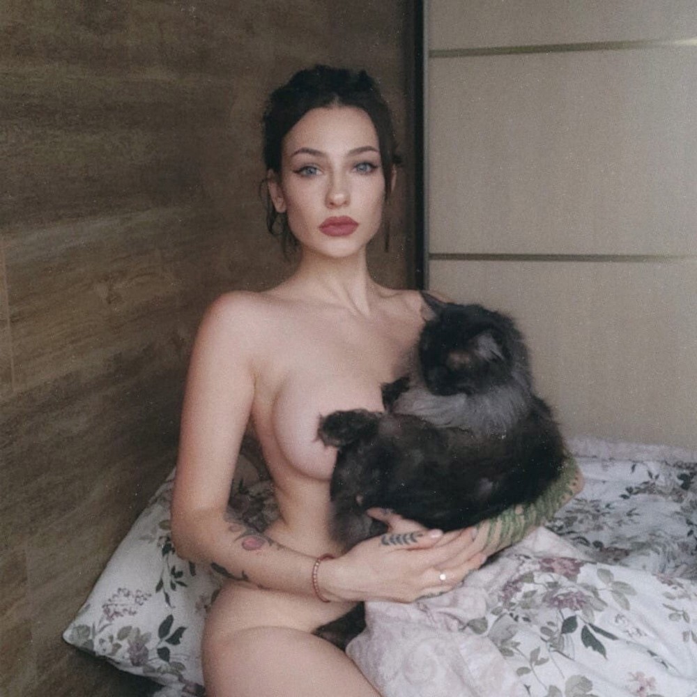 1000x1000, 171 Kb / шатенка, сидит, постель, кот, кошка, тату, Юлия Шунина, Kit_Lilith