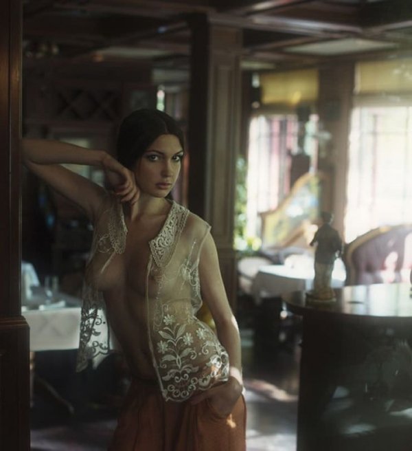 600x656, 45 Kb / брюнетка, стоит, прозрачное, статуэтка, Давид Дубницкий, David Dubnitskiy