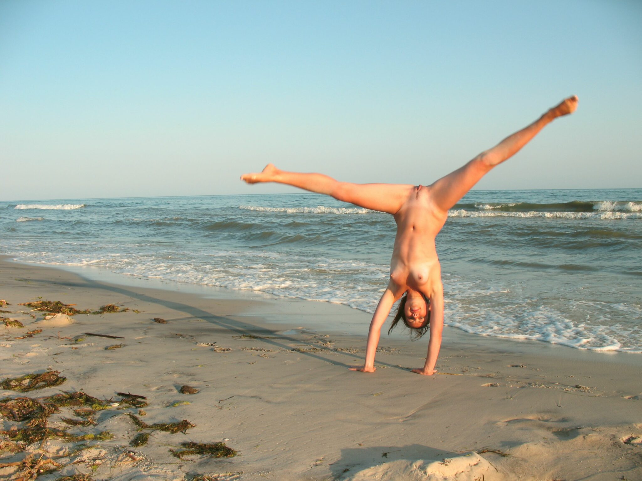 2048x1536, 327 Kb / женщина, вверх ногами, колесо, пляж, песок, воды, волны, на руках