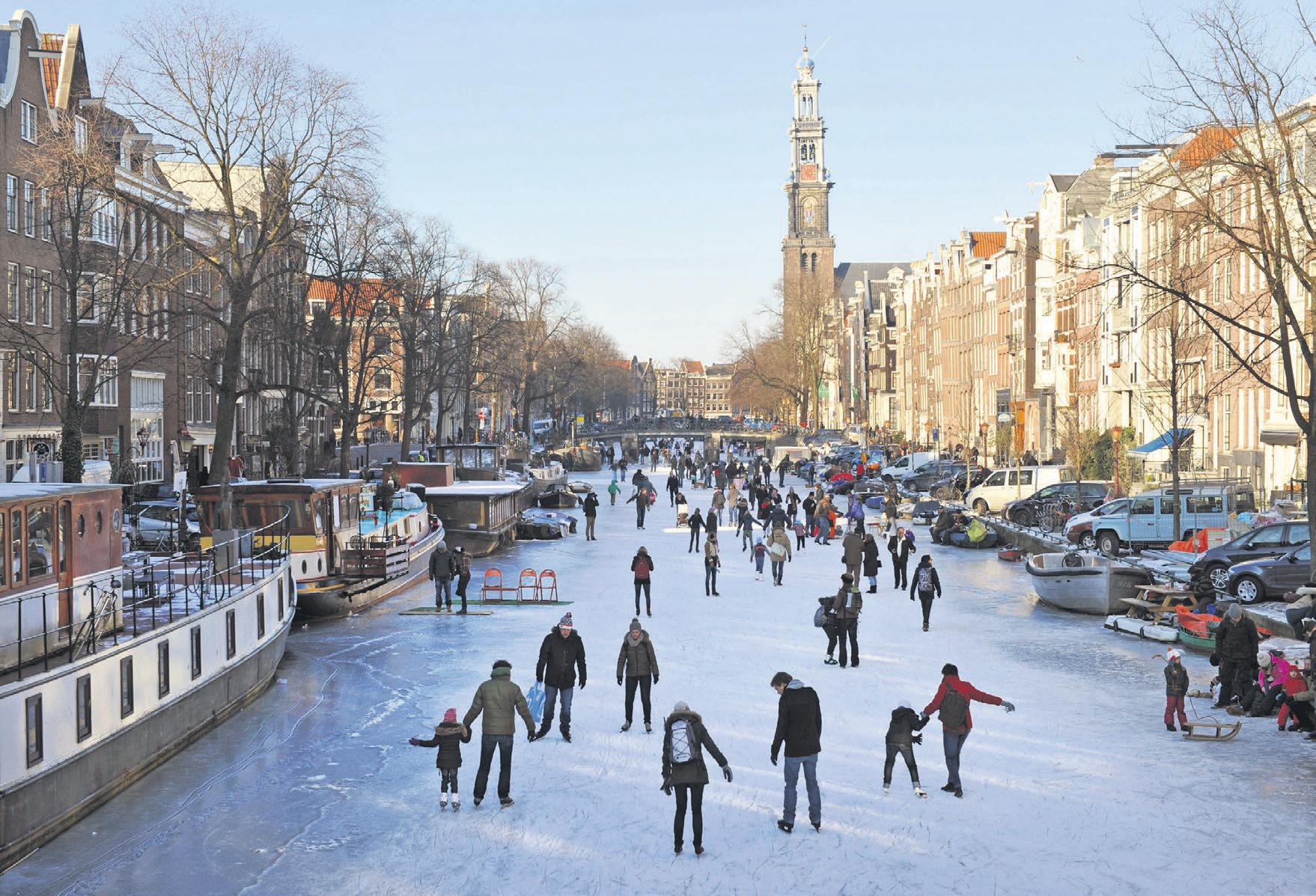 1758x1197, 365 Kb / Амстердам, улица, лед, коньки, люди, дома, здания, деревья, автомобили, лодки
