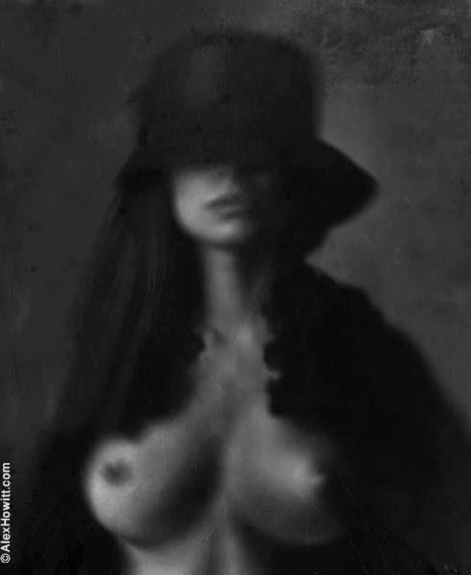 1571x1920, 72 Kb / Девушка, шляпа, грудь, Alex Howitt, Алекс Ховит, ч/б