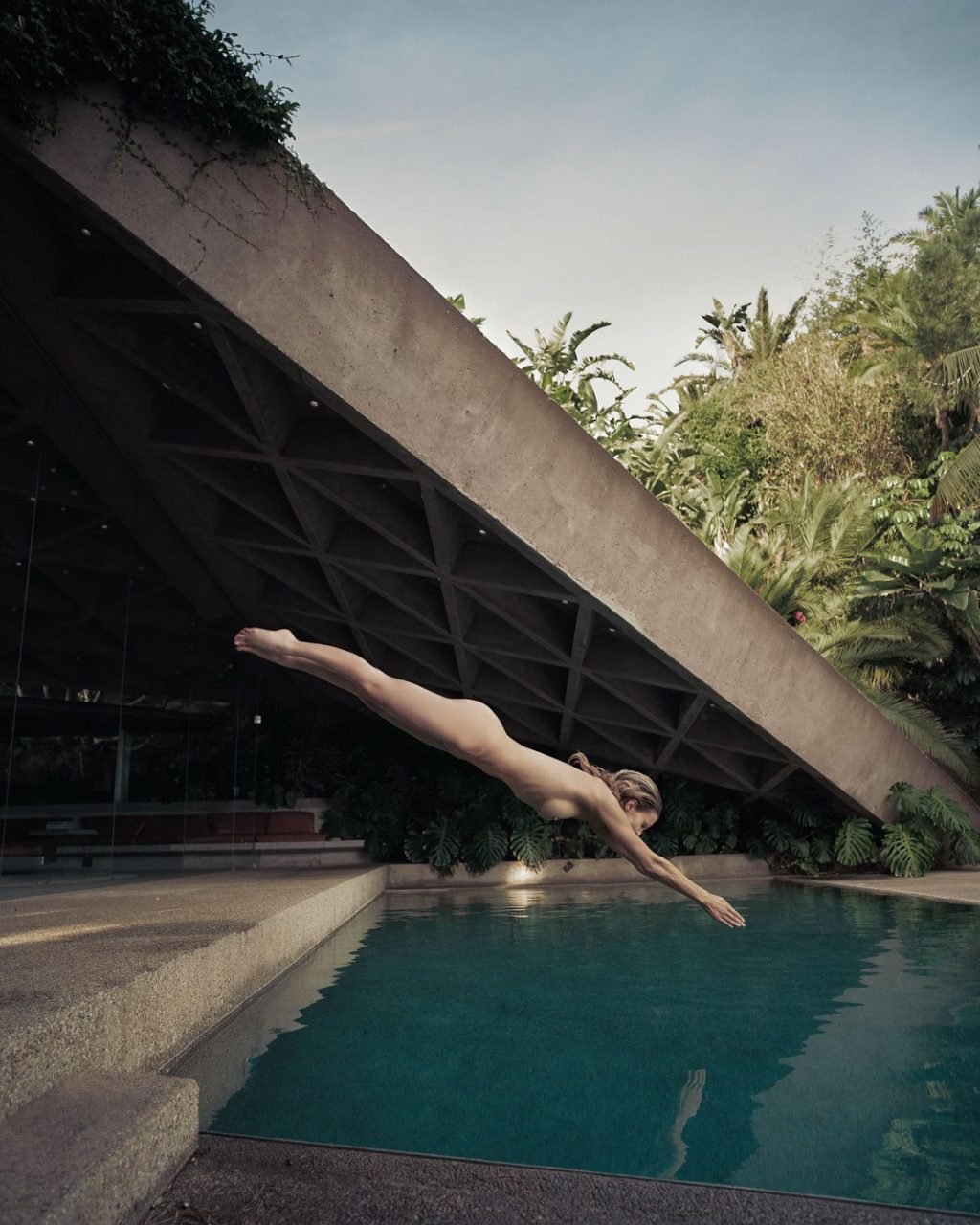 1024x1280, 195 Kb / голая, бассейн, прыжок, пальмы