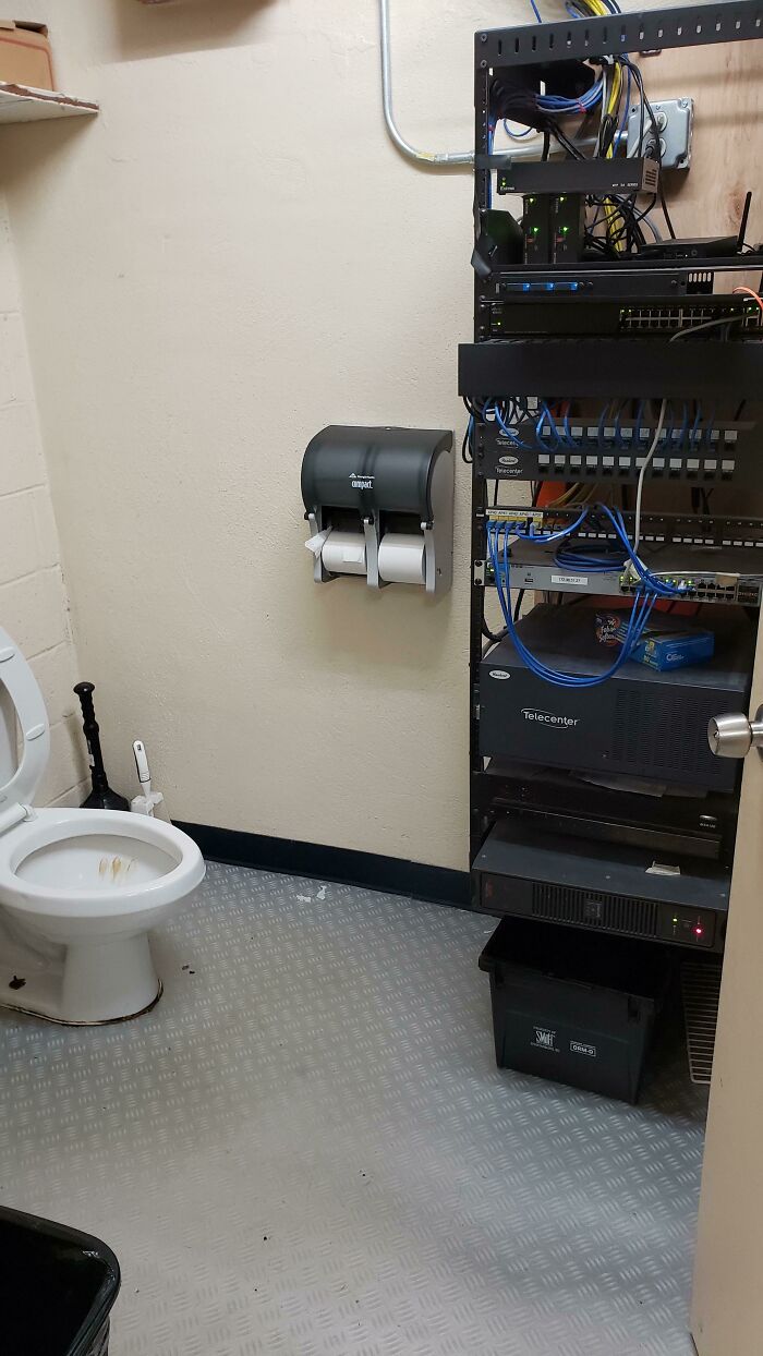 700x1244, 112 Kb / Туалет, унитаз, сервер, стойка