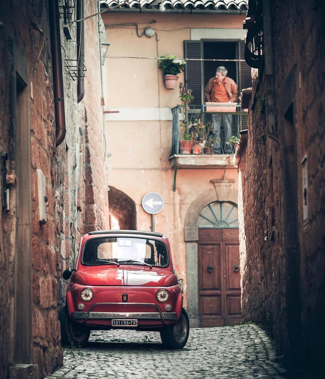 1080x1258, 150 Kb / автомобиль, классика, ретро, балкон, улица, Италия, двери