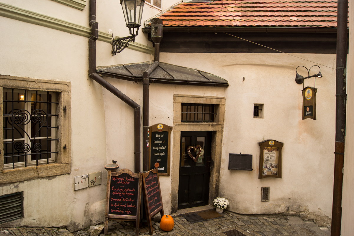 1200x800, 278 Kb / здание, Чехия, окно, решетка, тыква, фонари