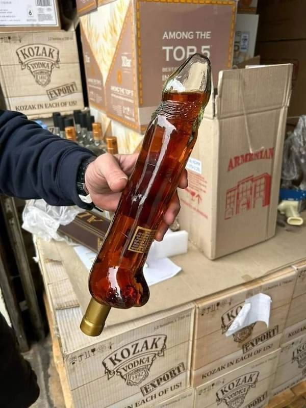 600x800, 73 Kb / бутылка, член, коньяк, коробки