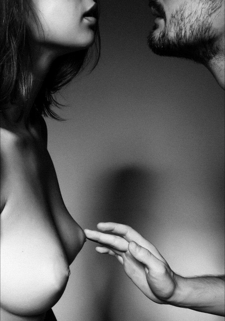 718x1024, 119 Kb / Ч/б, женщина, мужчина, грудь, сосок, рука, щетина, губы