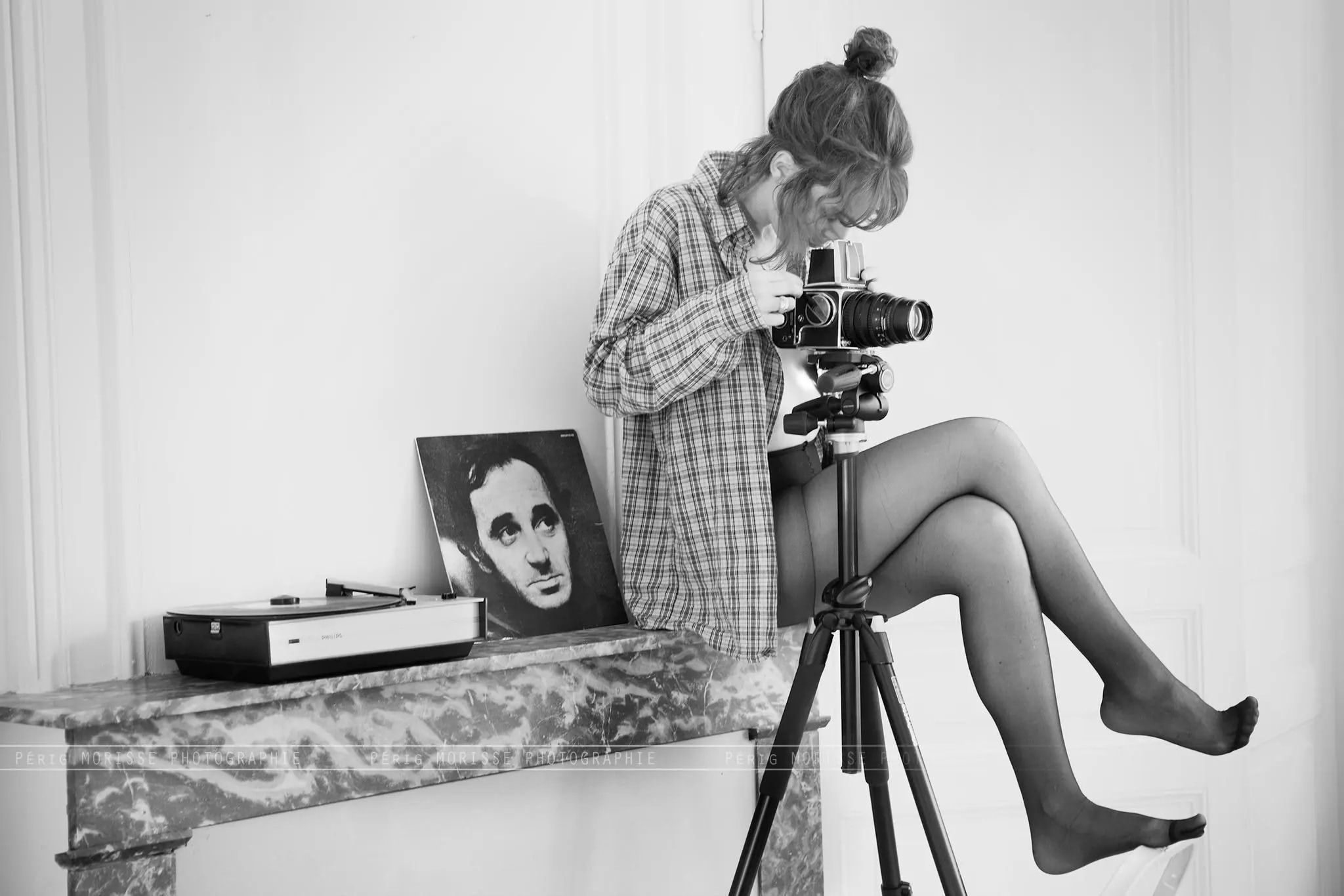 2048x1366, 258 Kb / фотоаппарат, штатив, Шарль Азнавур, электрофон, ч/б, колготки, рубашка