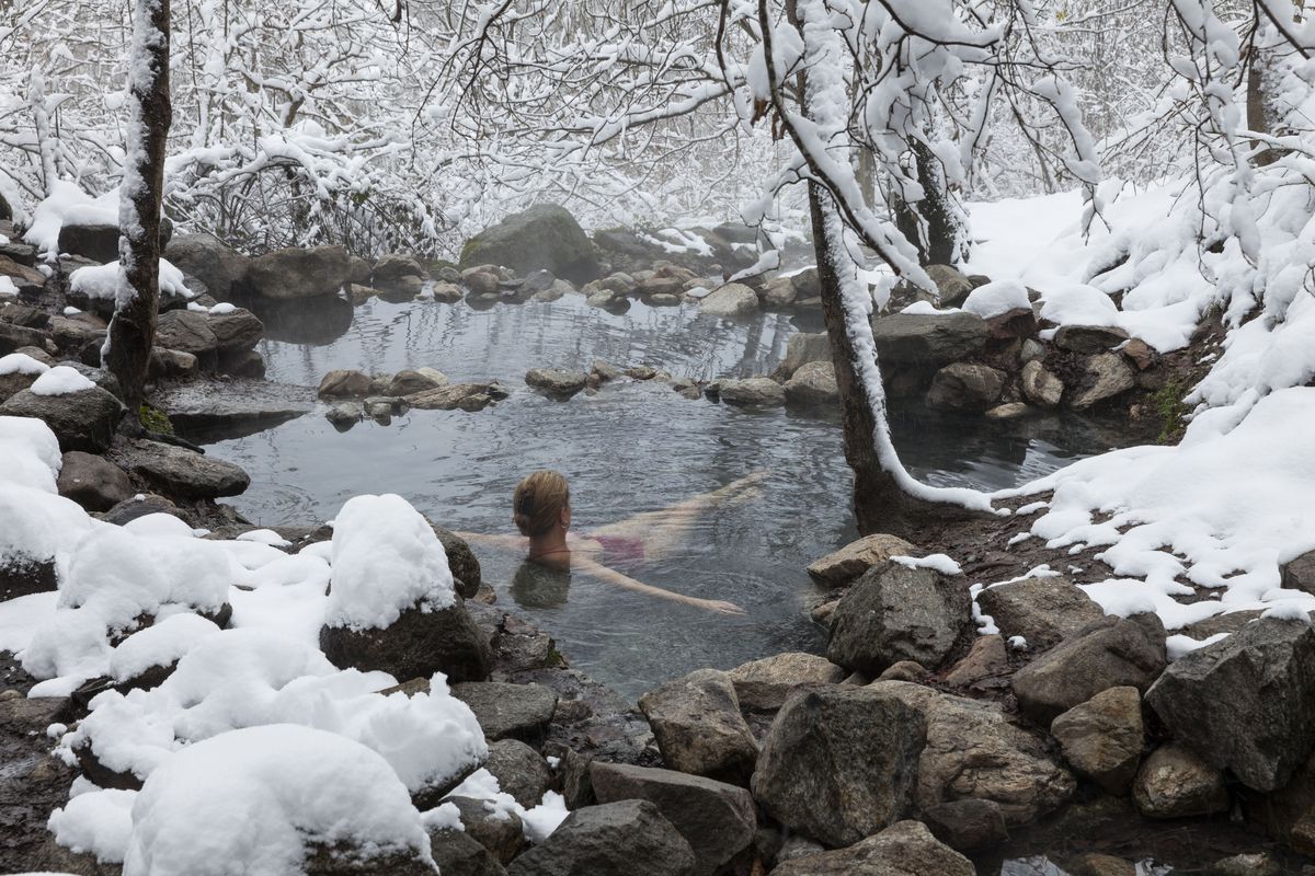 1200x800, 221 Kb / вода, пруд, женщина, камни, лес, деревья, снег, Пиренеи