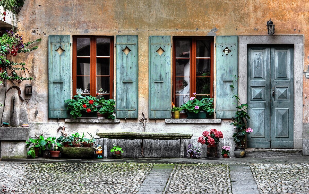 1200x753, 324 Kb / окна, ставни, дверь, здание, цветы, серп, лавочка, фонарь
