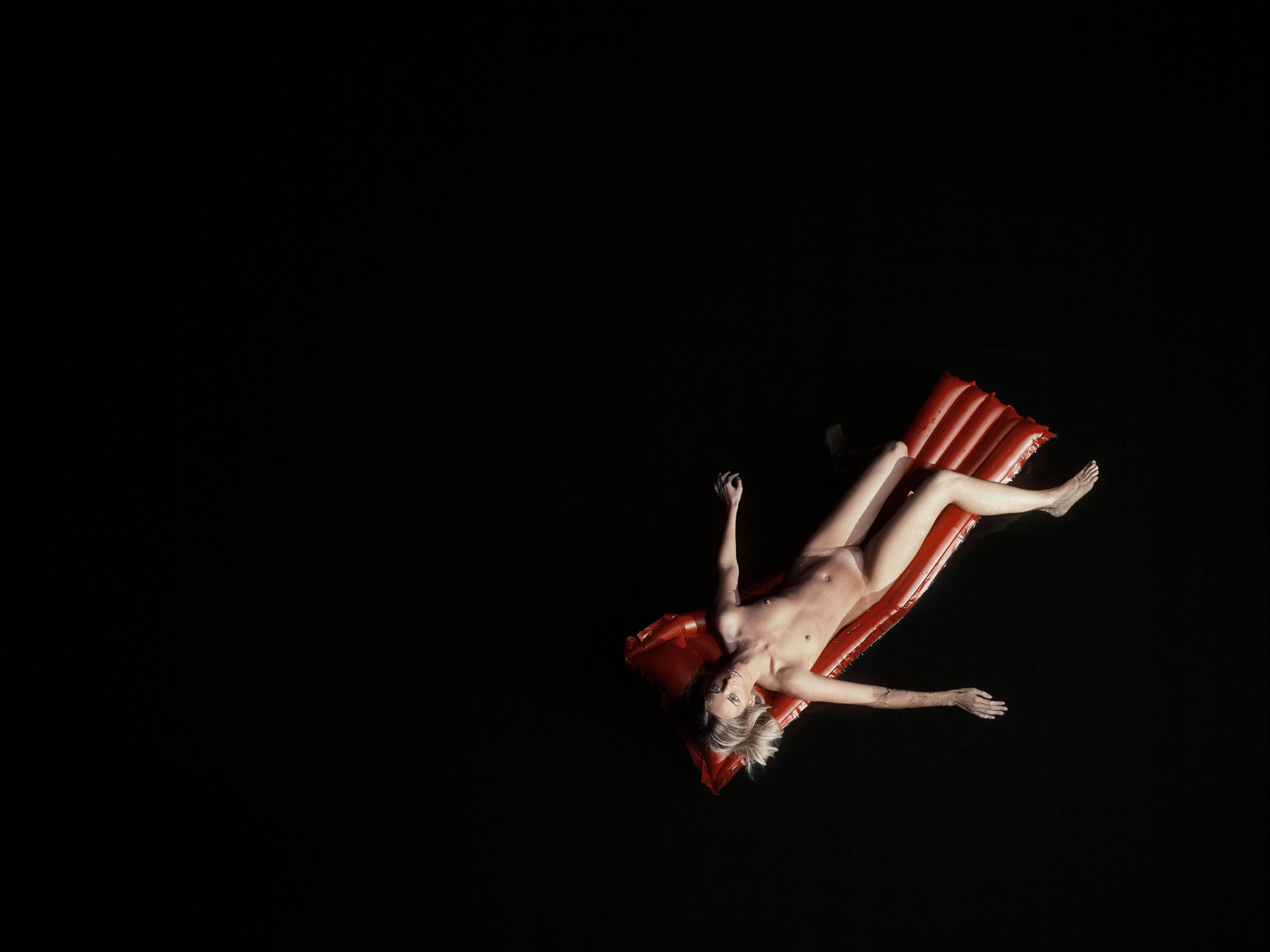 3462x2598, 486 Kb / голая, надувной матрас, блондинка, бритая, красный,  сверху, плавает, Markus Henttonen