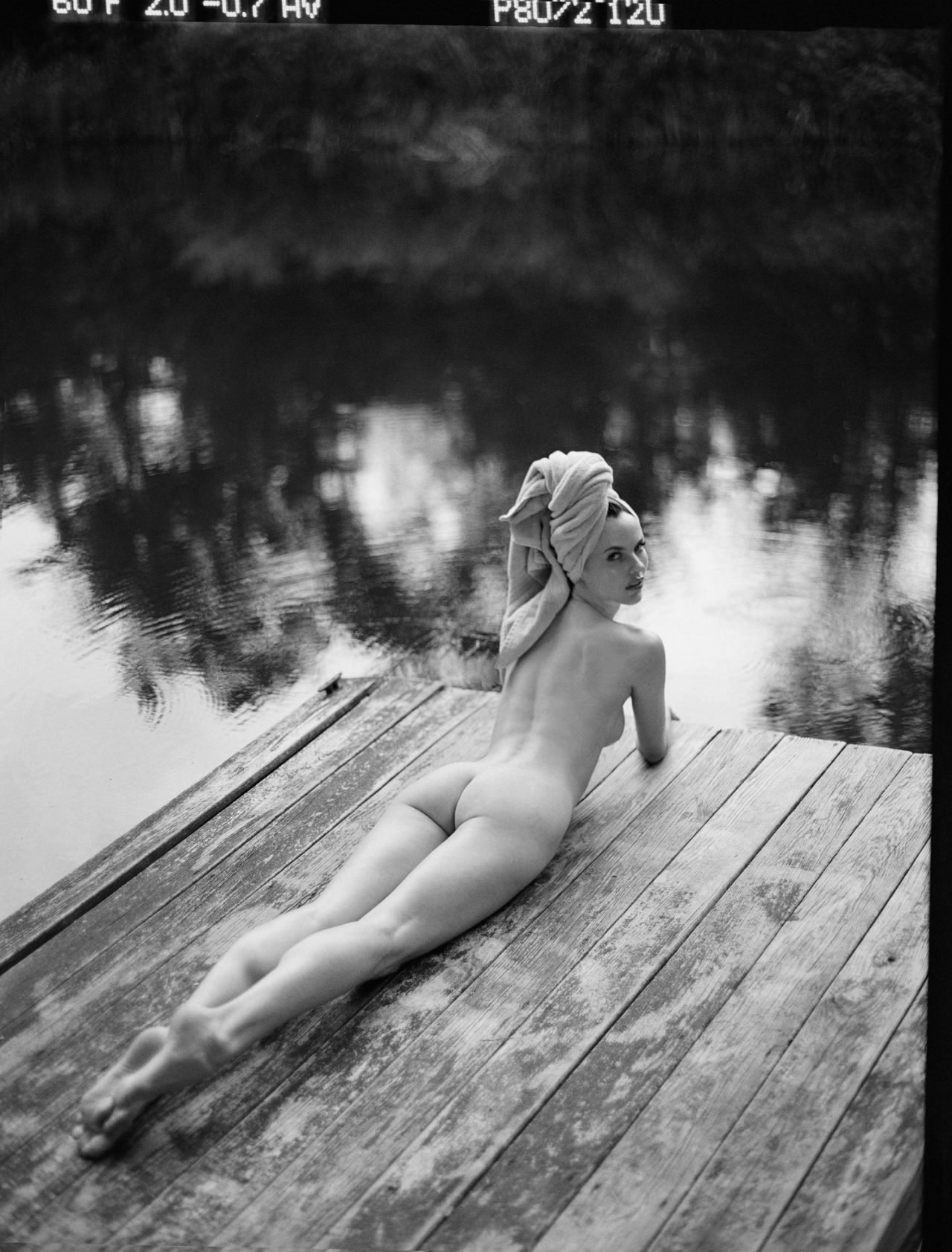 1280x1684, 363 Kb / голая, помост, вода, полотенце, ч/б