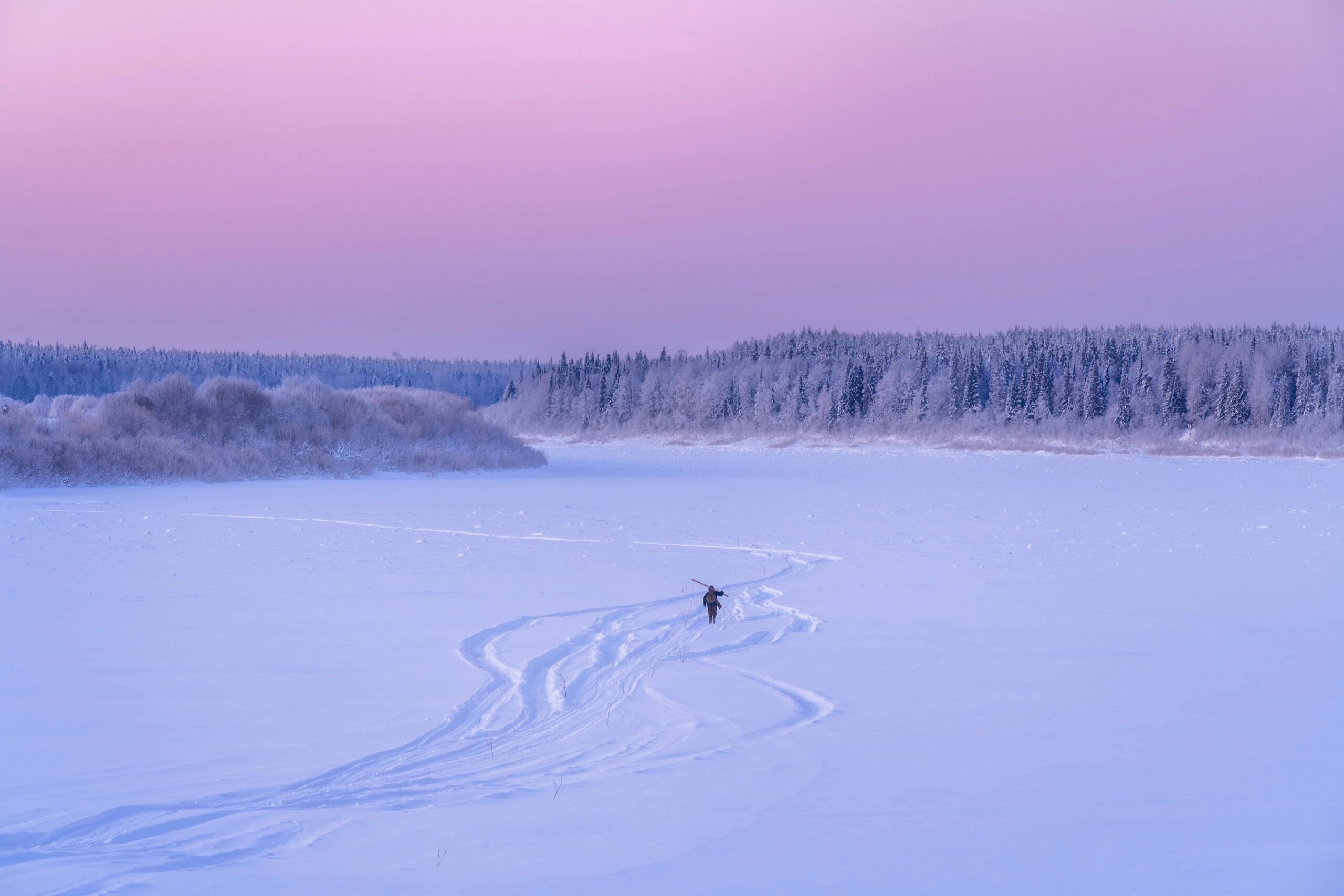 2560x1707, 317 Kb / снег, лес, река, лыжи, рюкзак