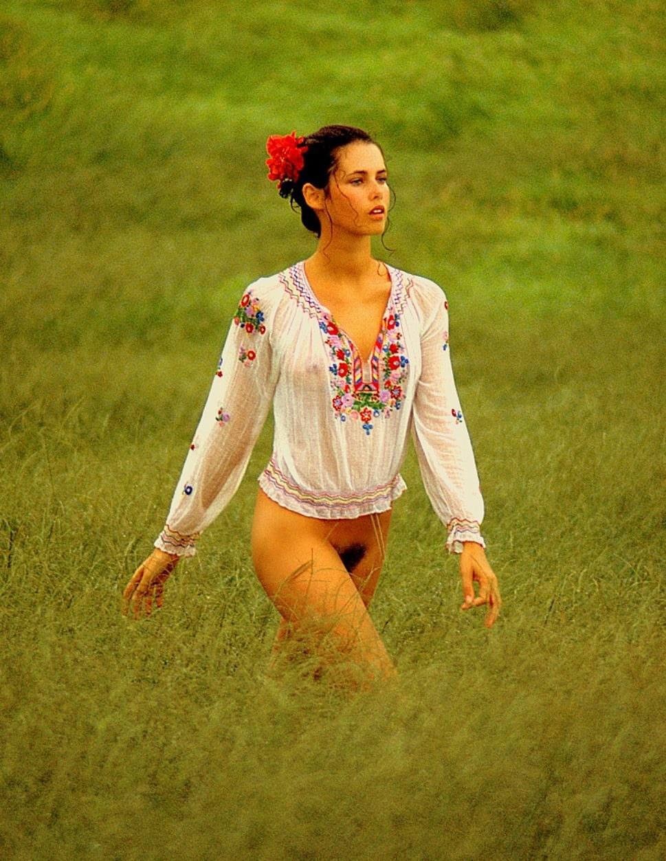 969x1253, 293 Kb / брюнетка, вышиванка, мохнатка, поле, трава, Dayle Haddon