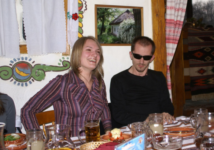 700x491, 144 Kb / застолье, девушка, улыбка, очки