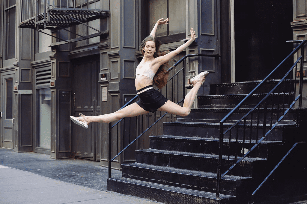 1024x683, 286 Kb / женщина, шорты, прыжок, разбег, лестница, здание, двери