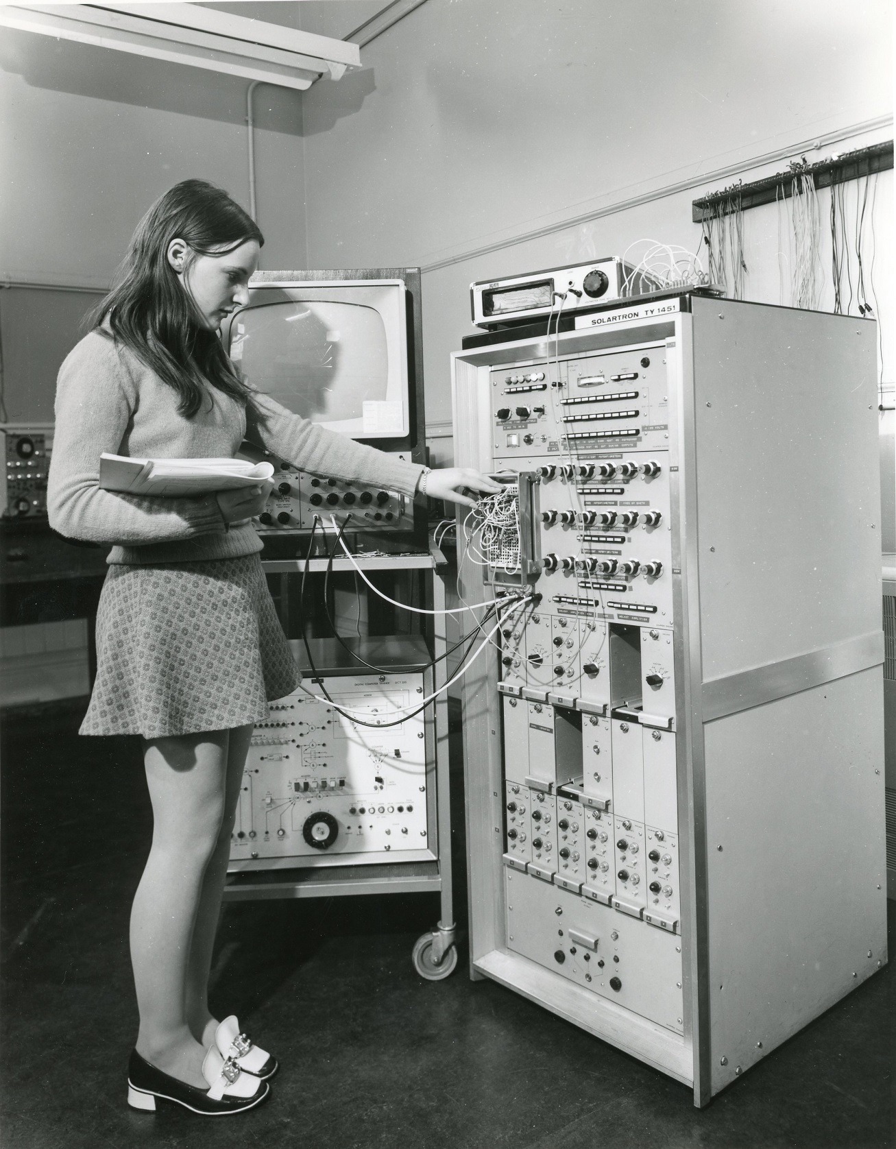 1307x1676, 620 Kb / ч/б, провода, кнопочки, экран, университет, класс, электроника, измерительный прибор, De Montfort University