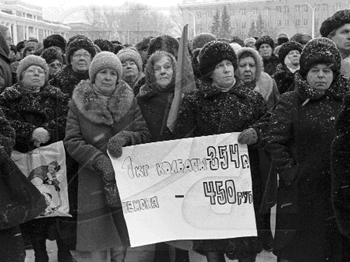 1200x900, 223 Kb / ч/б, митинг, собрание, колбаса, плакат, пенсия, либерализация цен, флаг, снег, шапка, шуба