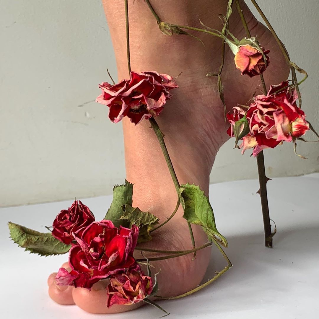 1080x1080, 133 Kb / нога, ступня, розы, цветы, аппликация