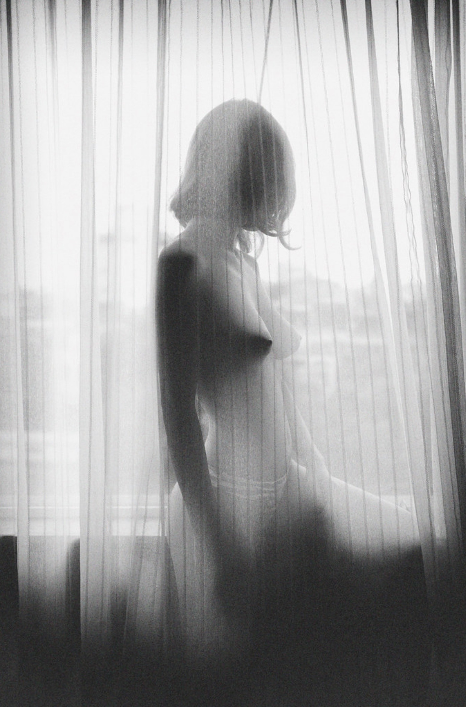 1556x2360, 506 Kb / ч/б, голая, трусы, шторы, тюль, прозрачное, окно