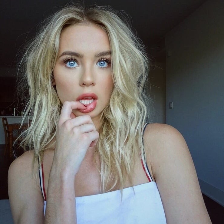 740x740, 93 Kb / Amber Davis, блондинка, палец, губа