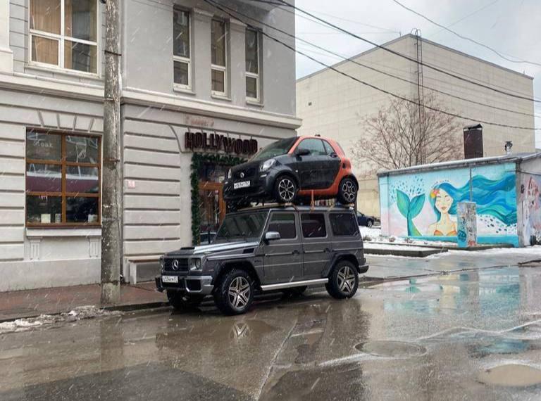 768x570, 75 Kb / Ростов-на-Дону, багажник, Гелендваген, смарт, мерседес, Gelandewagen, Smart, Hollywood, вывеска, русалка, гараж, верхом, запаска