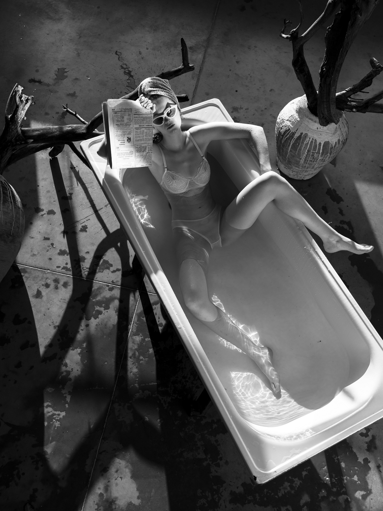 1313x1750, 624 Kb / ванна, очки, тюрбан, полотенце, газета, ваза, коряга, ч/б