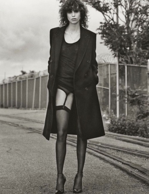 500x648, 76 Kb / женщина, Mica Arganaraz, кудри, чулки, пальто, ч/б, рельсы, забор