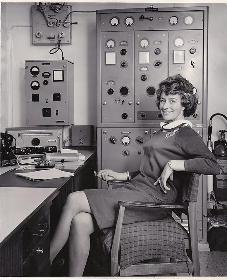 776x960, 120 Kb / ч/б, радистка, Норвегия, танкер, кресло, аппаратная