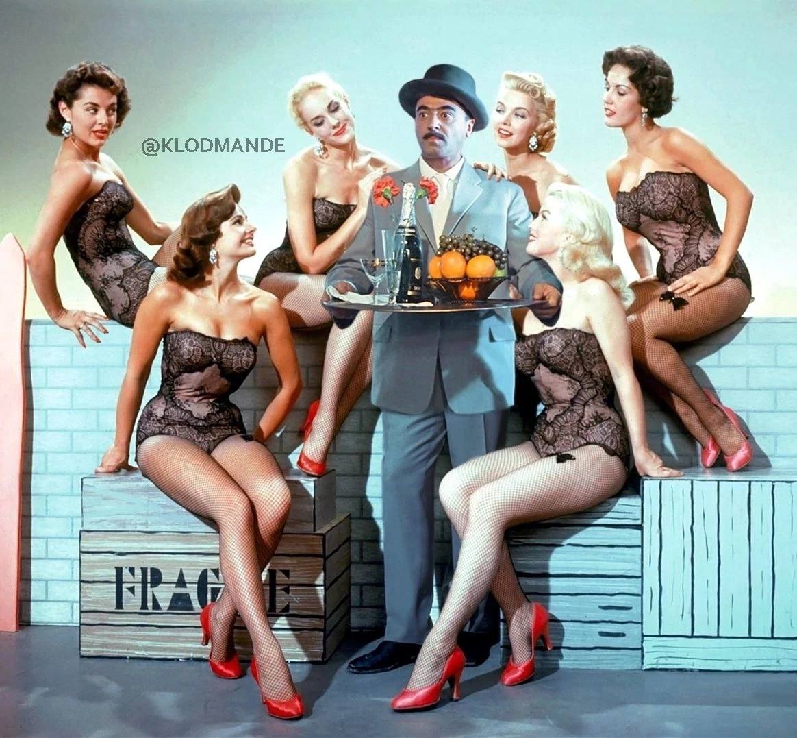 1164x1077, 172 Kb / Саахов, поднос, шампанское, девушки, ящики