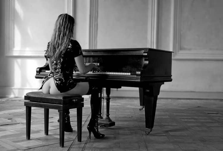 750x510, 53 Kb / рояль, ч/б, попа