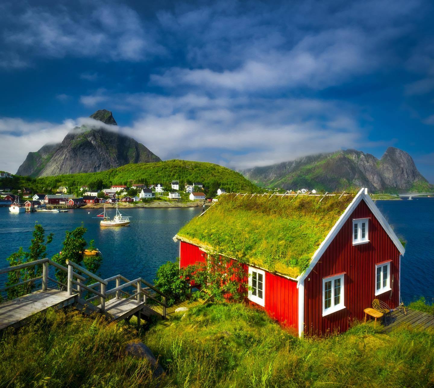 1440x1286, 273 Kb / домик, деревня, трава, горы, облака, озеро, лестница, Норвегия