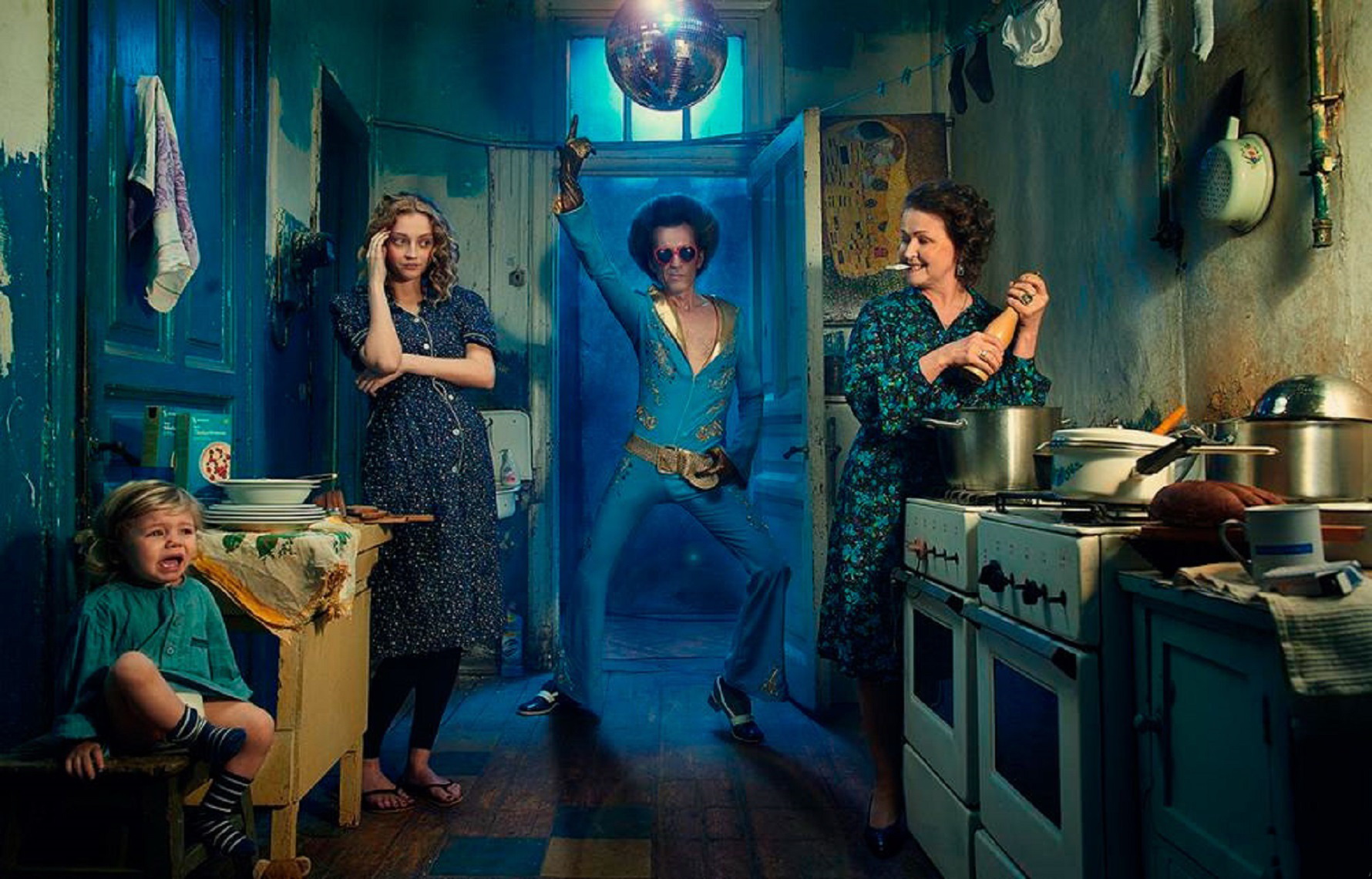 1780x1140, 553 Kb / коммуналка, шар, папироса, кухня, плита