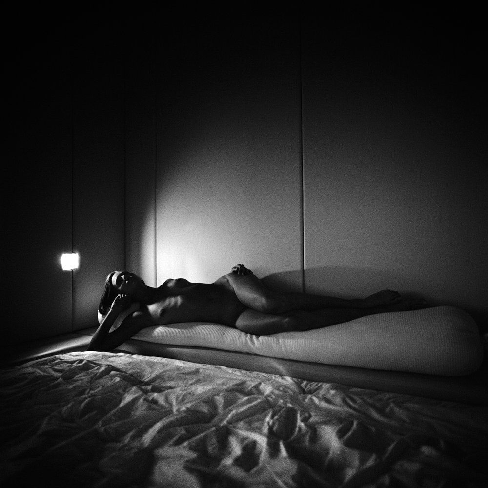 1000x1000, 137 Kb / ч/б, женщина, лежанка, светильник