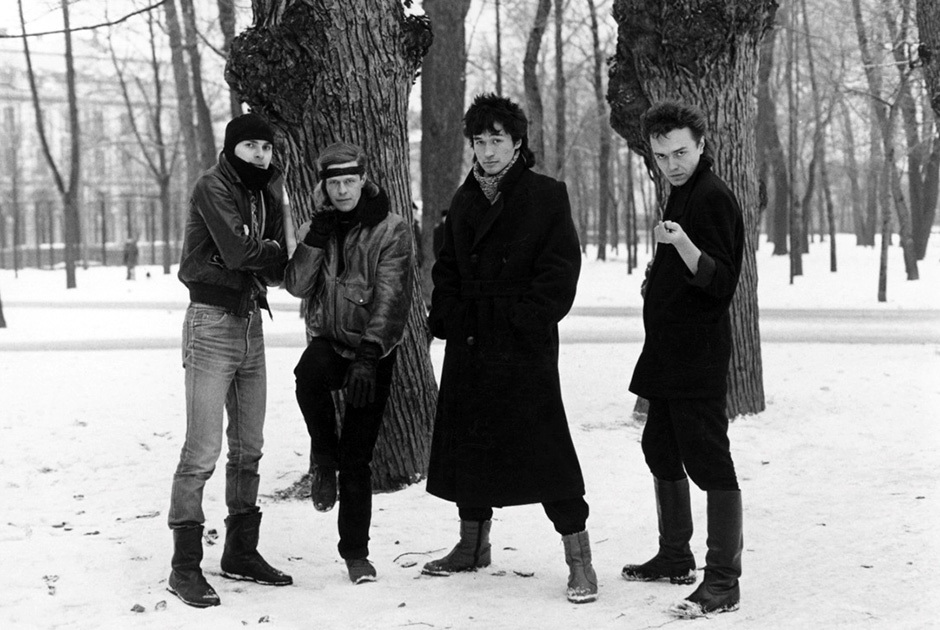 940x630, 185 Kb / ч/б, Виктор Сологуб, Борис Гребенщиков, Виктор Цой, Константин Кинчев, дерево, снег, пальто, куртка, джинсы, сапоги