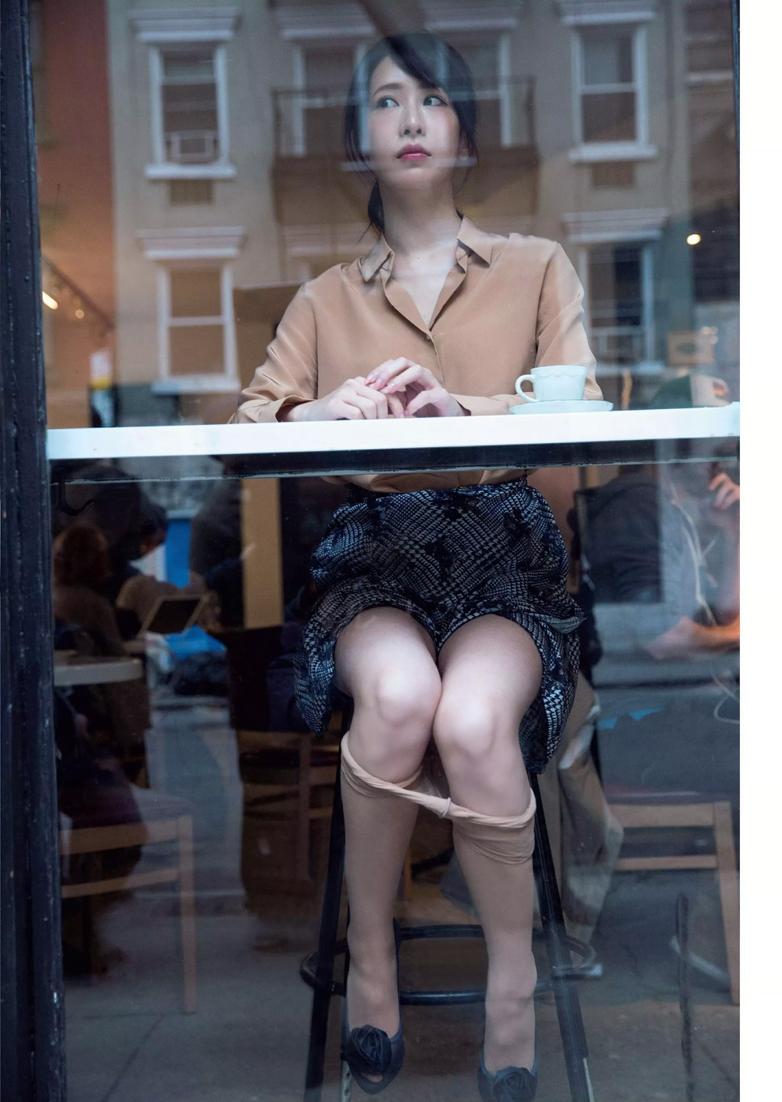 1135x1600, 535 Kb / азиатка, стекло, отражение