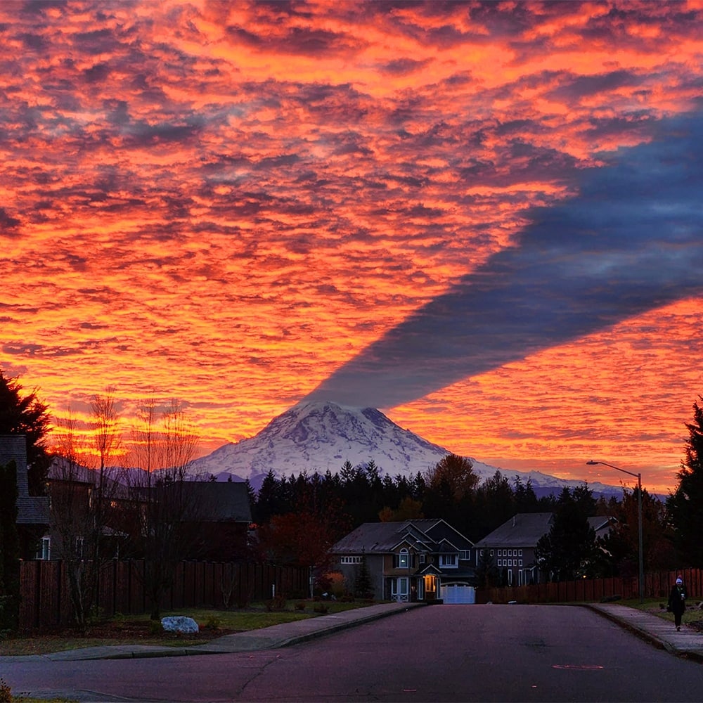 1000x1000, 362 Kb / гора, вулкан, тень, Рейнир, облака, закат, полоска