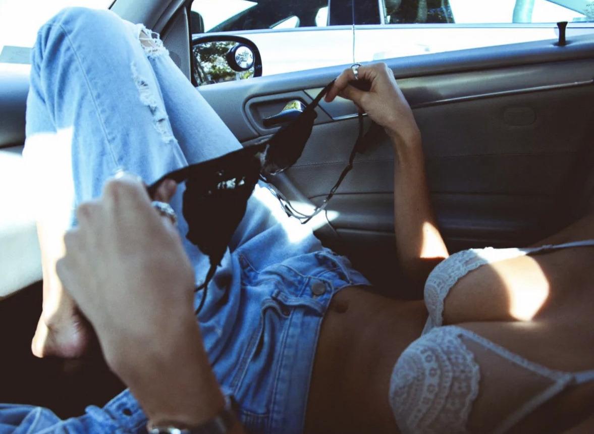 1177x860, 214 Kb / авто, бюстгальтер, джинсы, без головы