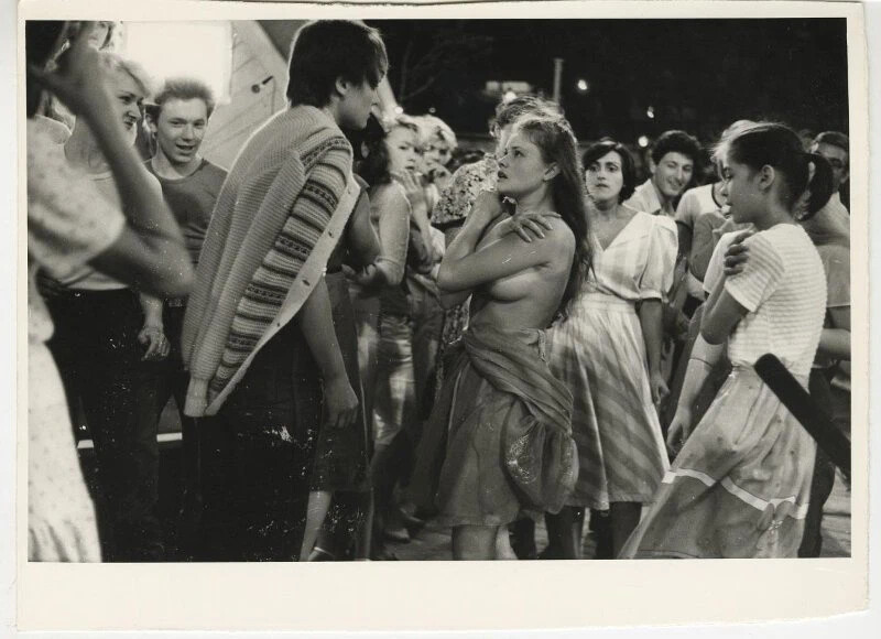 800x580, 98 Kb / Александра Яковлева, Анна Назарьева, танцплощадка, СССР, платье, ч/б, Ростов-на-Дону, топлесс