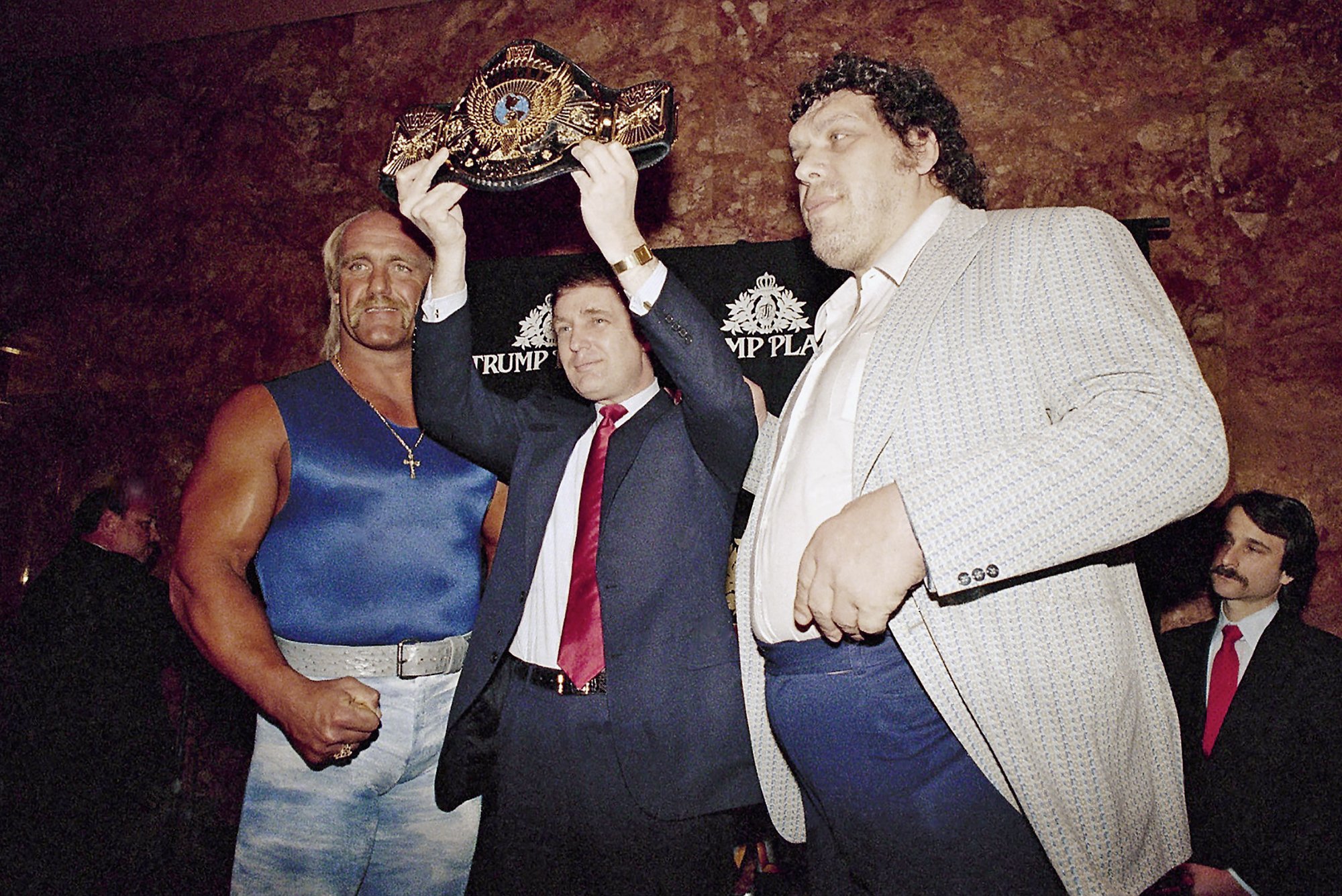 2000x1335, 574 Kb / Халк Хоган, Дональд Трамп, Андре Гигант, рестлер, рестлинг, пояс, награда, приз, награждение, спорт, крестик, пиджак