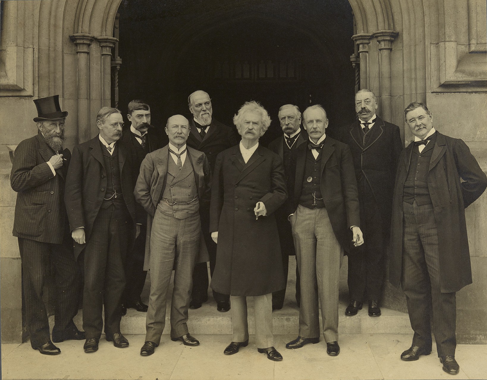 1638x1279, 489 Kb / Марк Твен, пиджак, шляпа, цилиндр, палата общин, США, бабочка, часы, цепочка, фрак, очки, сигара, сигарета, пенсне