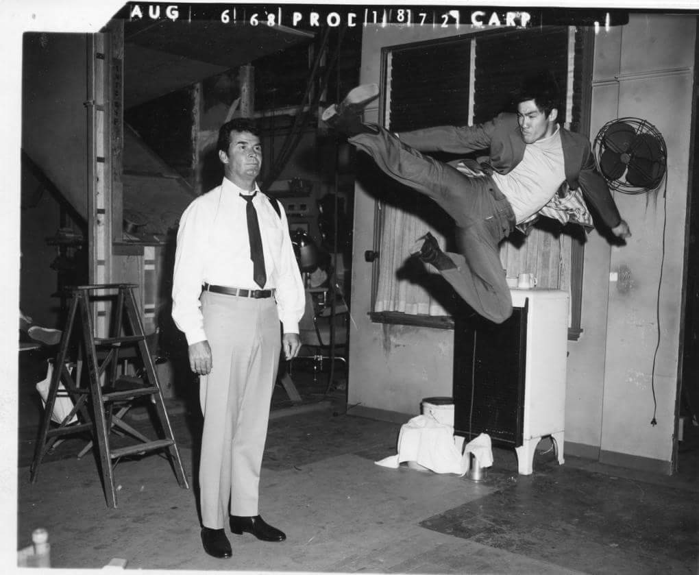 1020x839, 70 Kb / ч/б, Джеймс Гарнер, Брюс Ли, актер, прыжок, удар, карате, вентилятор, стремянка, галстук