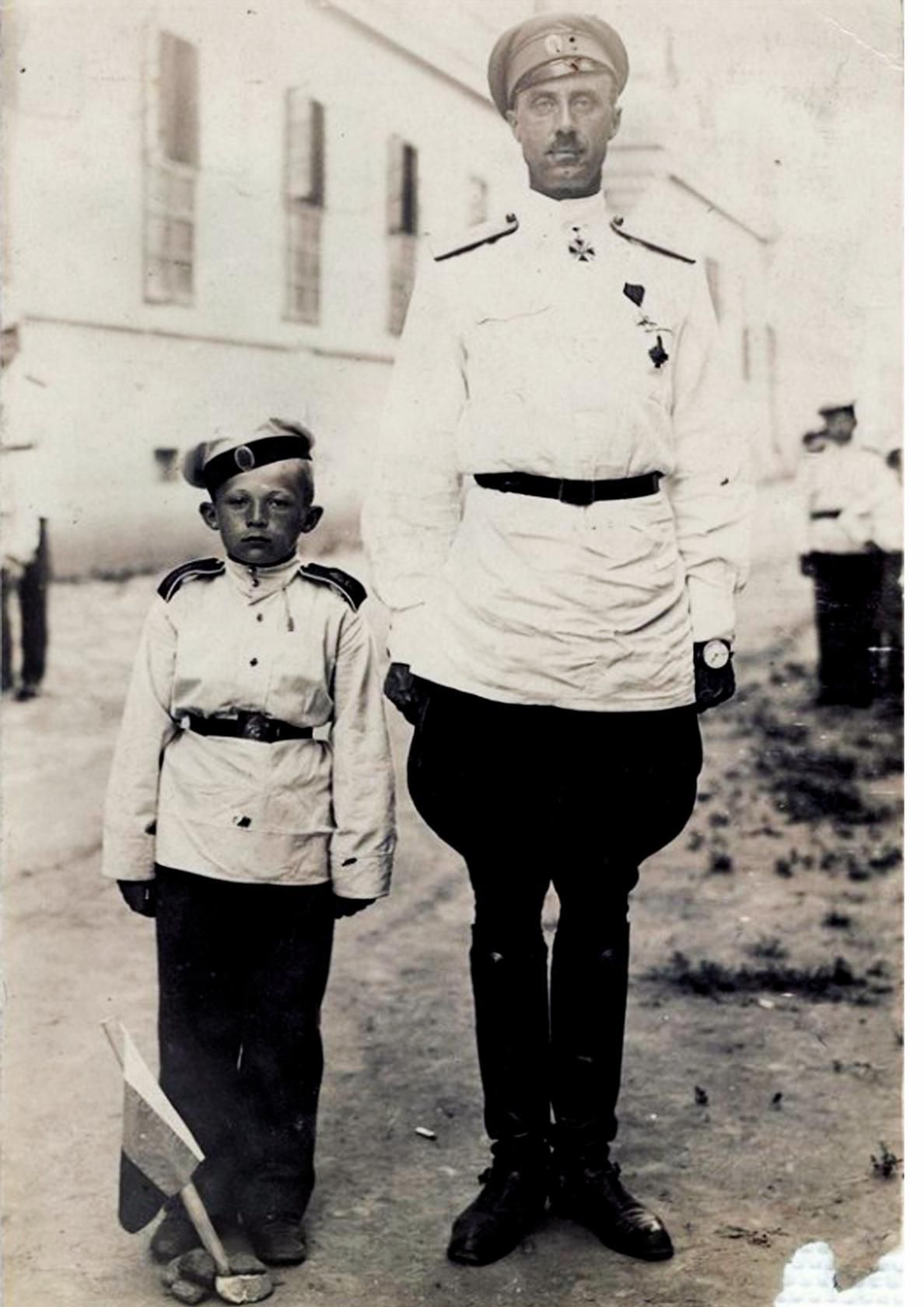 1188x1680, 158 Kb / Генерал, Врангель, кадет, ч/б, сапоги, галифе, мальчик, ребёнок, орден, крест, часы, флаг, фуражка