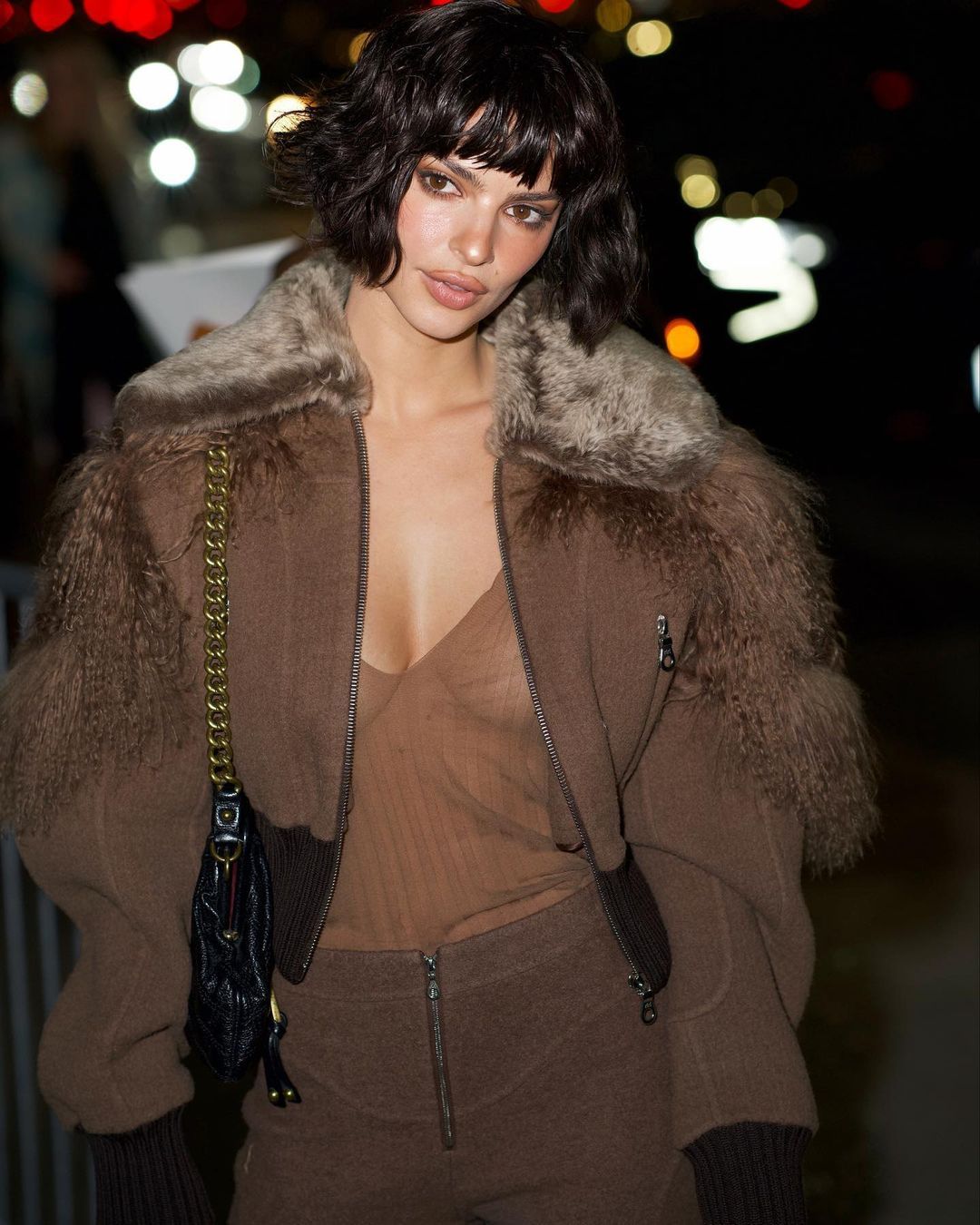 1080x1350, 190 Kb / сумка, куртка, мех, вырез, декольте, прозрачное, майка, воротник, цепочка, молния, замок, каре, Эмили Ратаковски, Emily Ratajkowski