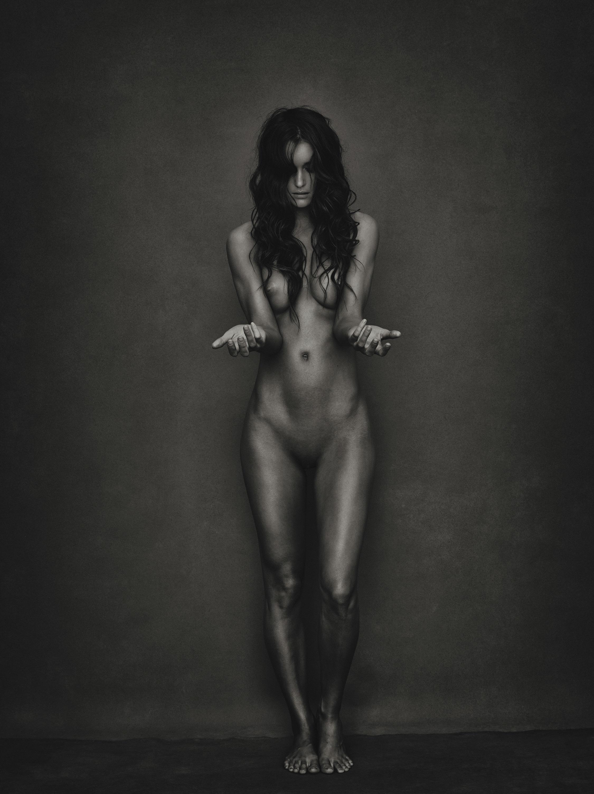 2250x3009, 558 Kb / ч/б, голая, бритая, лохматая, руки, локоны, Kate Harrison