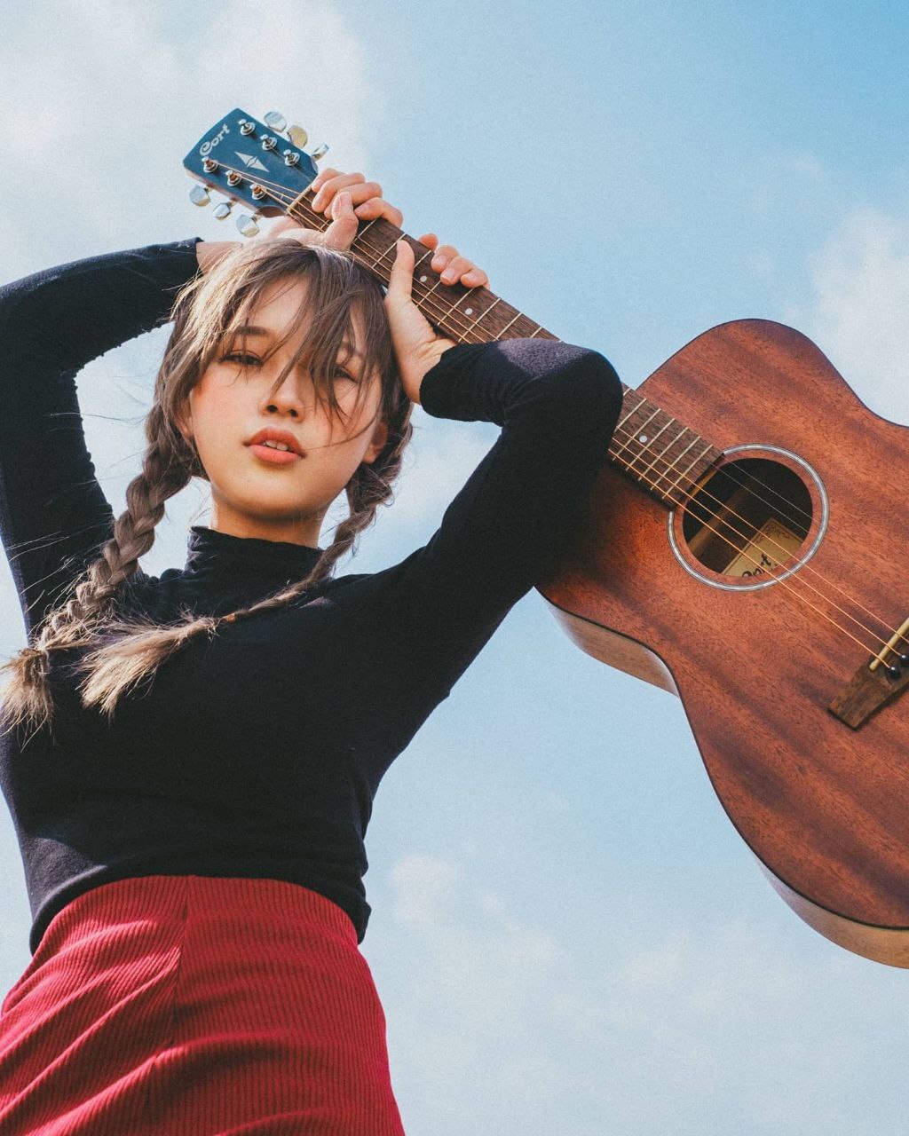 1024x1280, 205 Kb / шатенка, гитара, косички