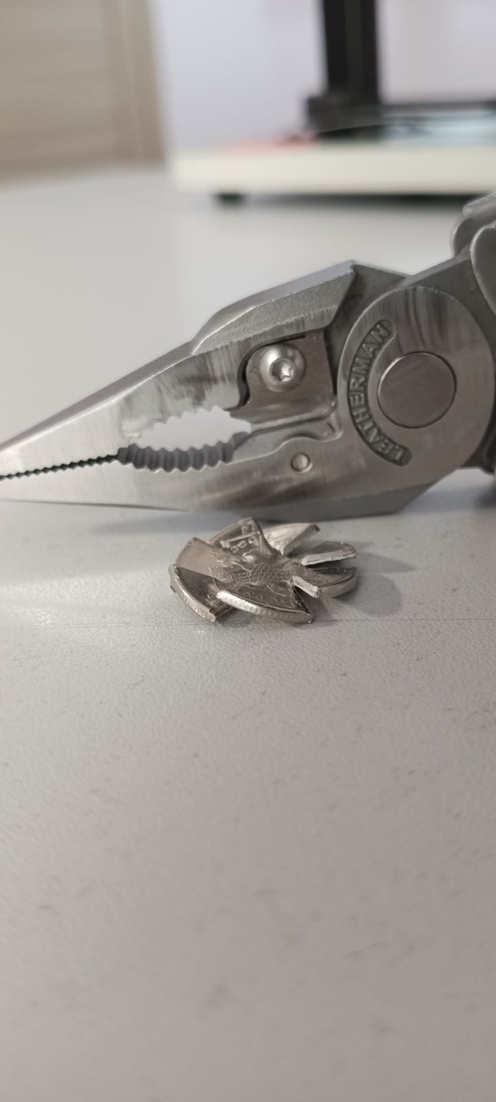 720x1599, 54 Kb / монета, кусачки, мультитул, leatherhman, рубль