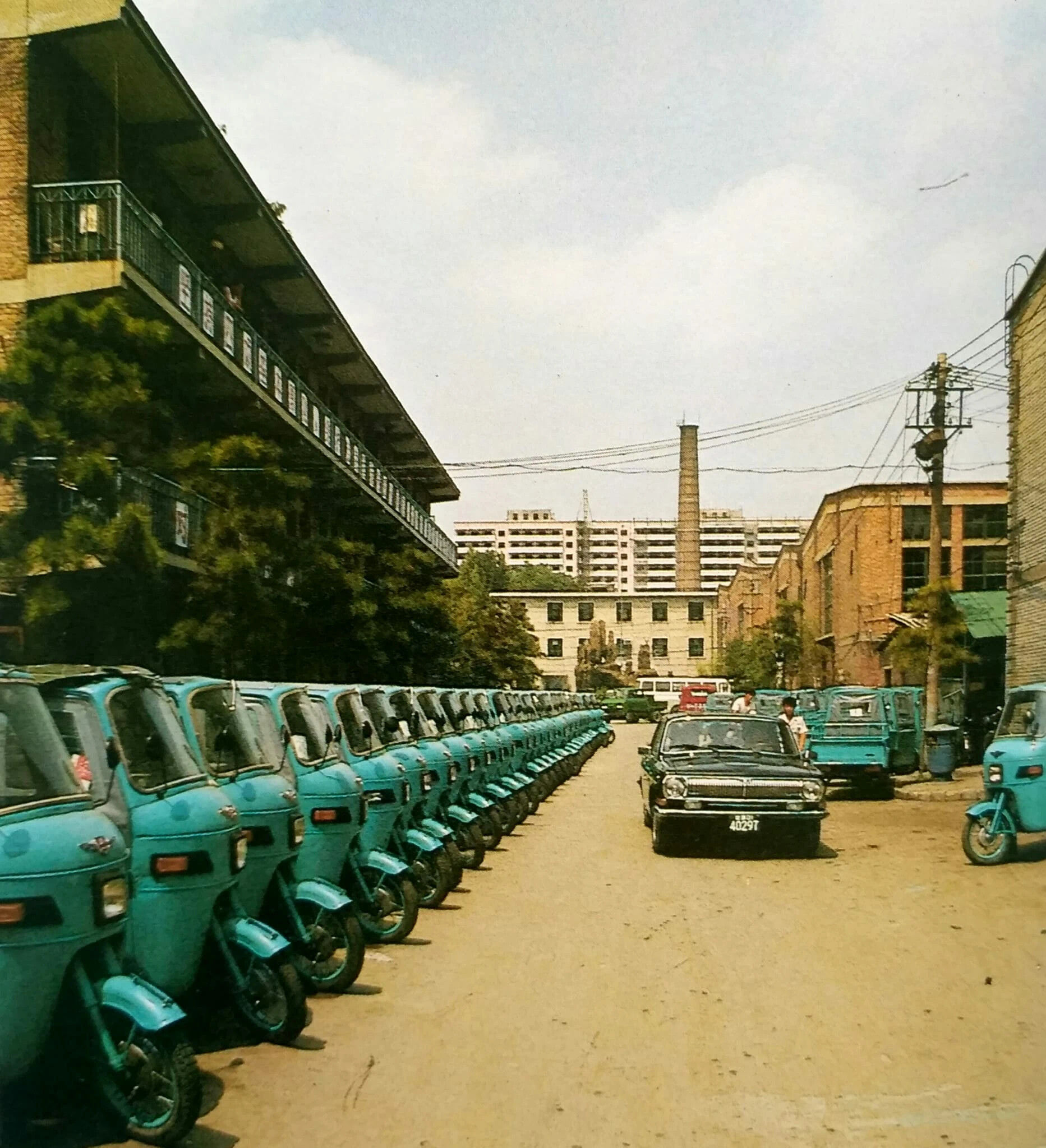 1865x2048, 504 Kb / автомобиль, классика, ретро, Волга, завод, Китай, Dongfeng, мотороллер